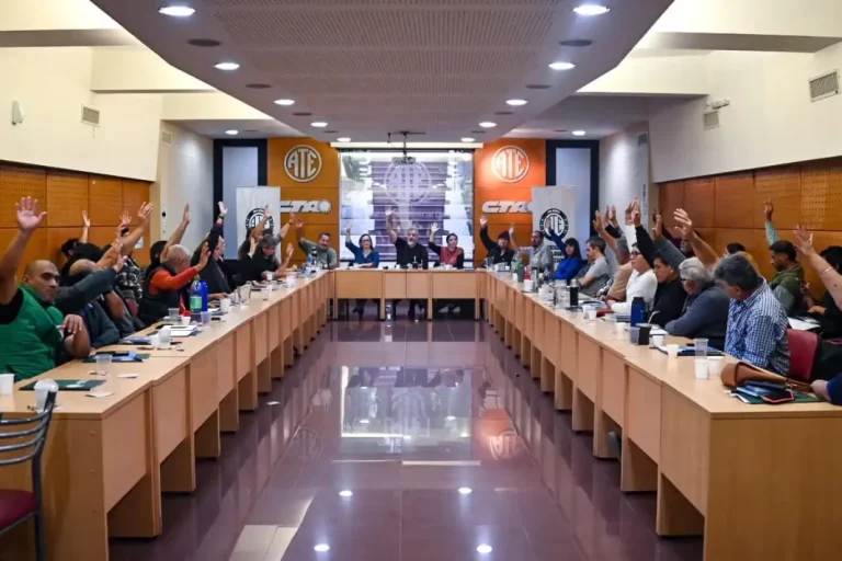 Estatales realizan un plenario con la UTEP para definir medidas de fuerza contra Milei