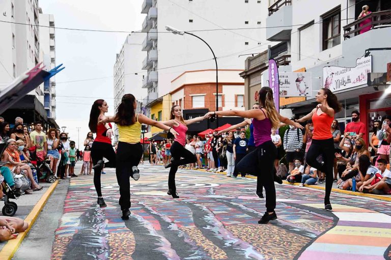 Convocan a artistas callejeros para la temporada de verano 2025–2026