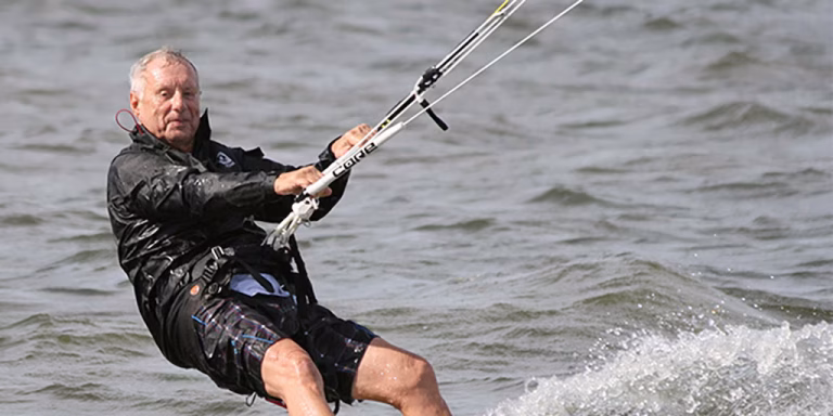 Un hombre de 87 años hizo historia al romper un récord mundial en kitesurf